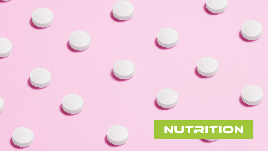 Weiße Süßstofftabletten auf rosa Untergrund